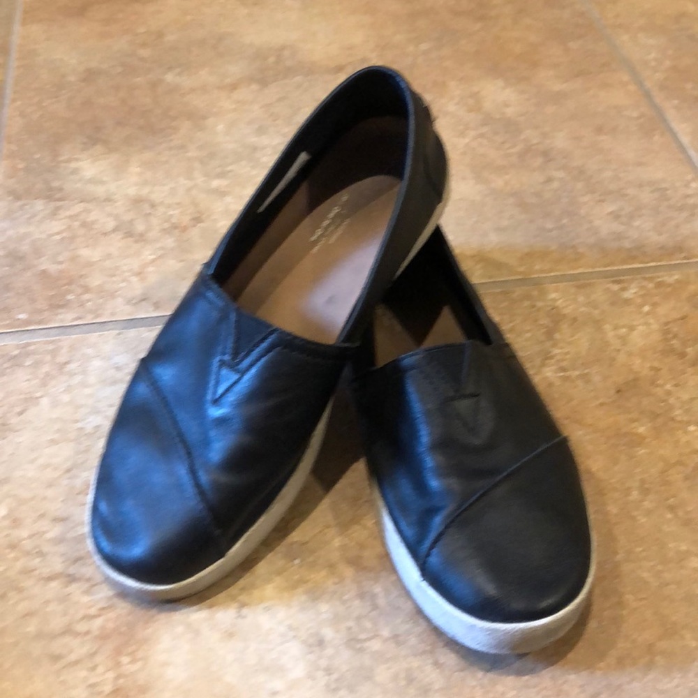Toms black leather slip on alpargatas